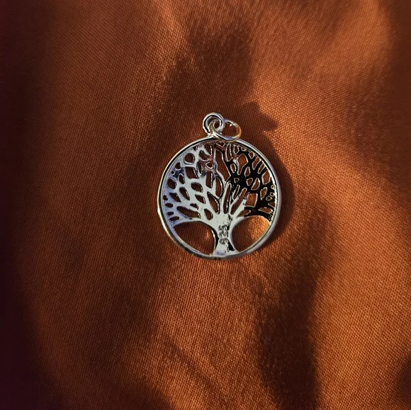Elegant Silver Tree of Life Pendant Necklace - Picture 2 of 3